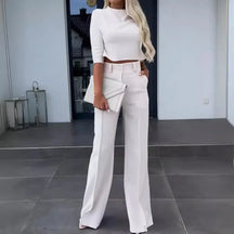 Conjunto Nina™ em Viscose Leve com Cropped Gola Alta e Calça