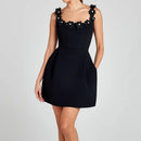 Vestido Bellaflora™ com Aplicações Florais no Decote e Modelagem Elegante