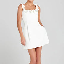 Vestido Bellaflora™ com Aplicações Florais no Decote e Modelagem Elegante