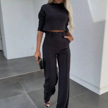 Conjunto Nina™ em Viscose Leve com Cropped Gola Alta e Calça