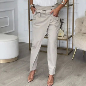 Calça Calista™ com Design Assimétrico e Cinto Exclusivo